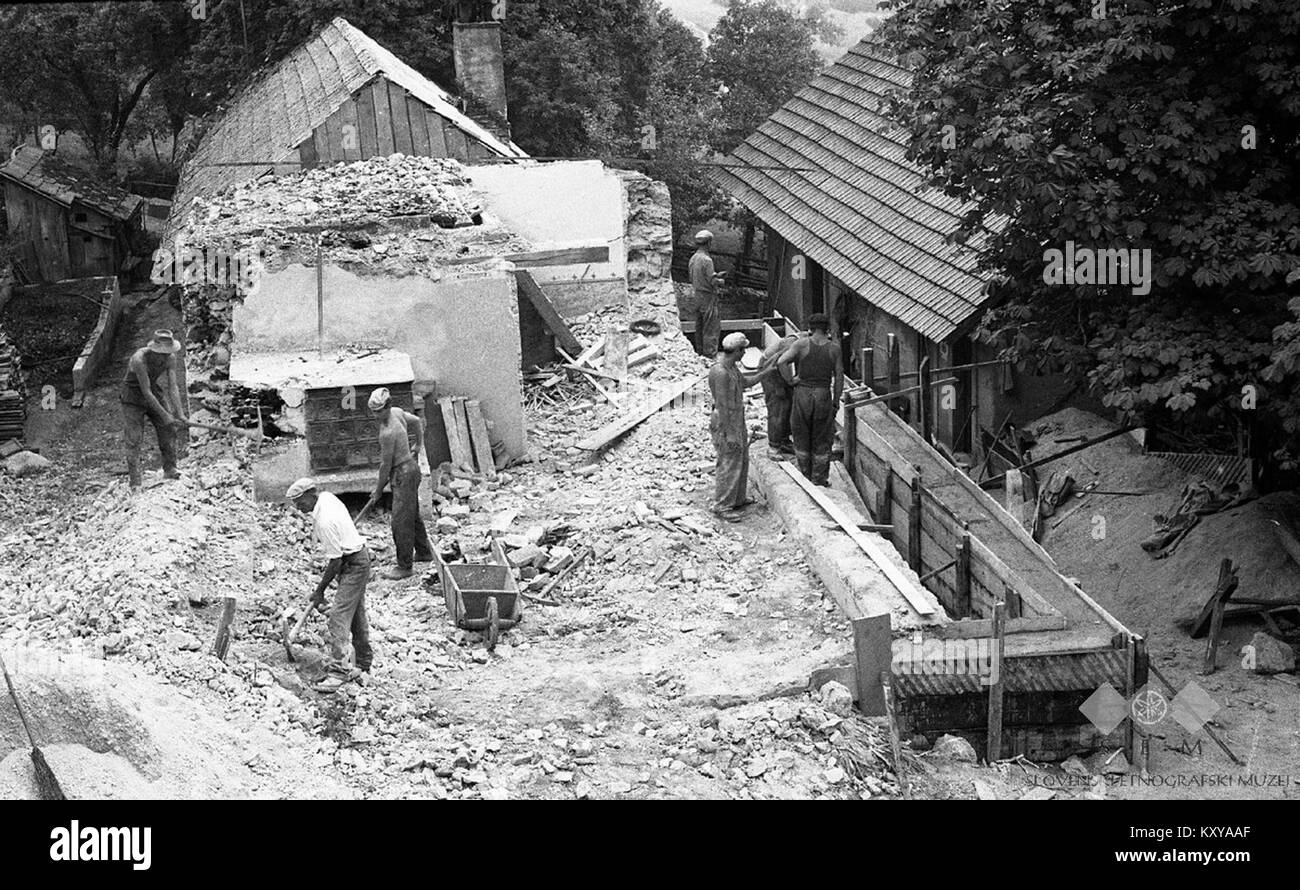 Grezetovo hišo podirajo, desno že temelji za novo, Rožnik 1964 (5 Stock