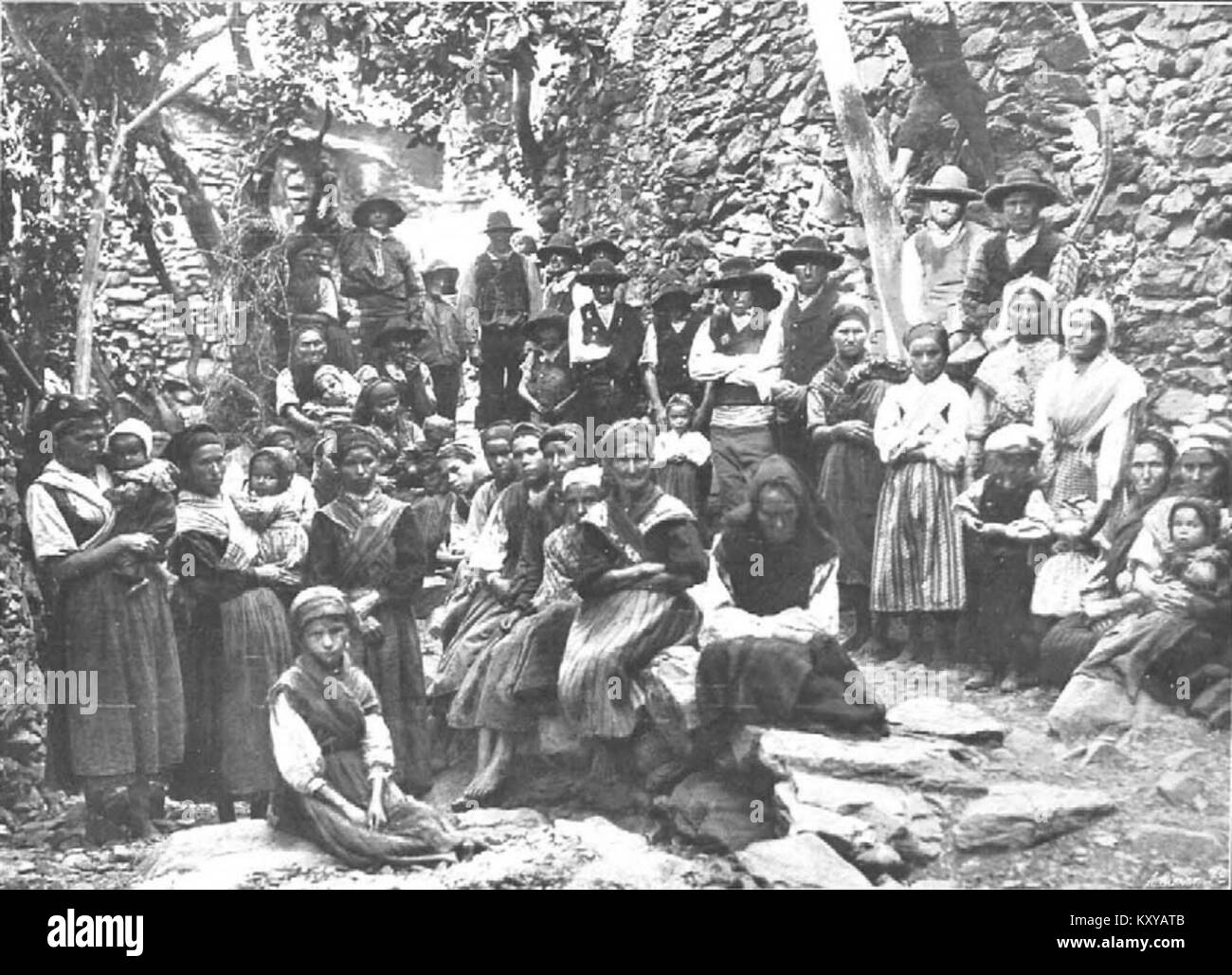 Grupo de jurdanos ante la cámara fotográfica, de Venancio Gombau Stock Photo