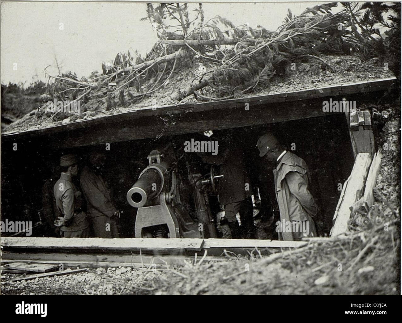 Erzherzog Leopold Salvator (zweiter von links) beim Inspizieren eines Geschützstandes (BildID 15520023) Stock Photo