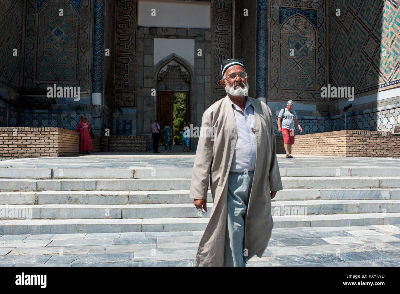 Man outside Bibi-Khanym mosque in Samarkand Stock Photo