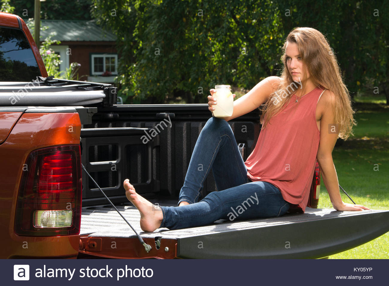 Реальный пикап на улице. Питерский пикап азиатки. Пикап русской блондинки. Красивые девушки и грузовики. Парень знакомится с девушкой на улице.