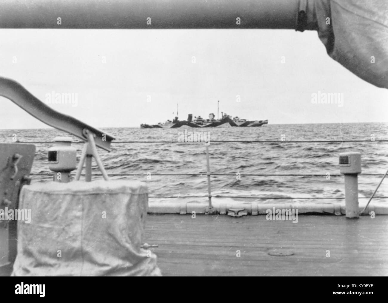 HMAS Perth (D29) in the Indian Ocean in February 1942 Stock Photo