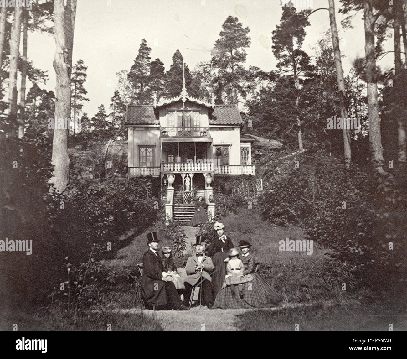 Familjen Swederus och en tjänarinna framför Villa Bergslottet, Lilla Essingen, Stockholm - Nordiska Museet - NMA.0043144 Stock Photo