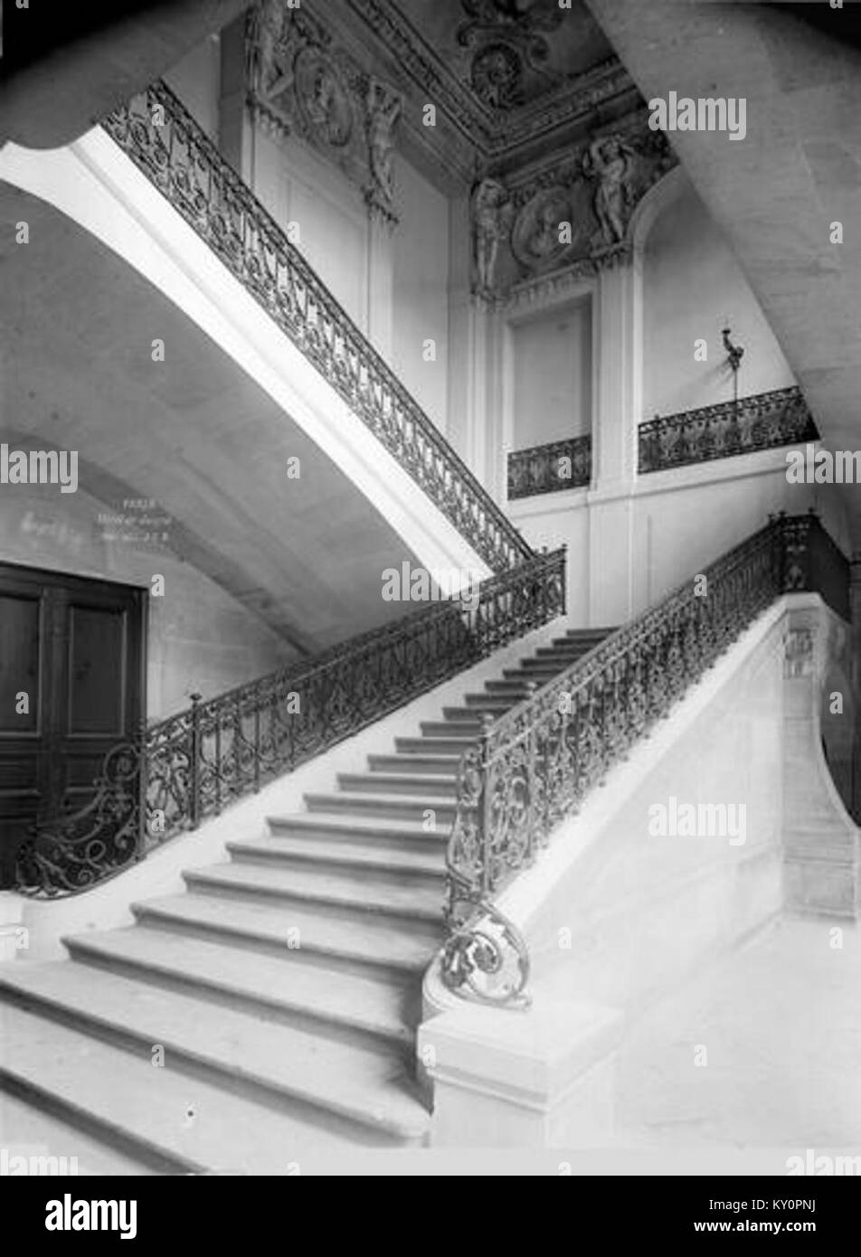Hôtel de Juigné - Escalier, trois-quart face - Paris - Médiathèque de l'architecture et du patrimoine - APMH00023856 Stock Photo
