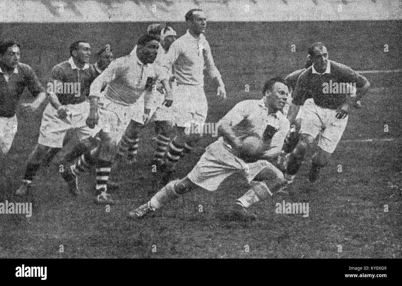 Finale de la Coupe de France de rugby à XV 1937, victoire de Languedoc-Roussillon (foncé) sur Côte basque (en blanc) Stock Photo