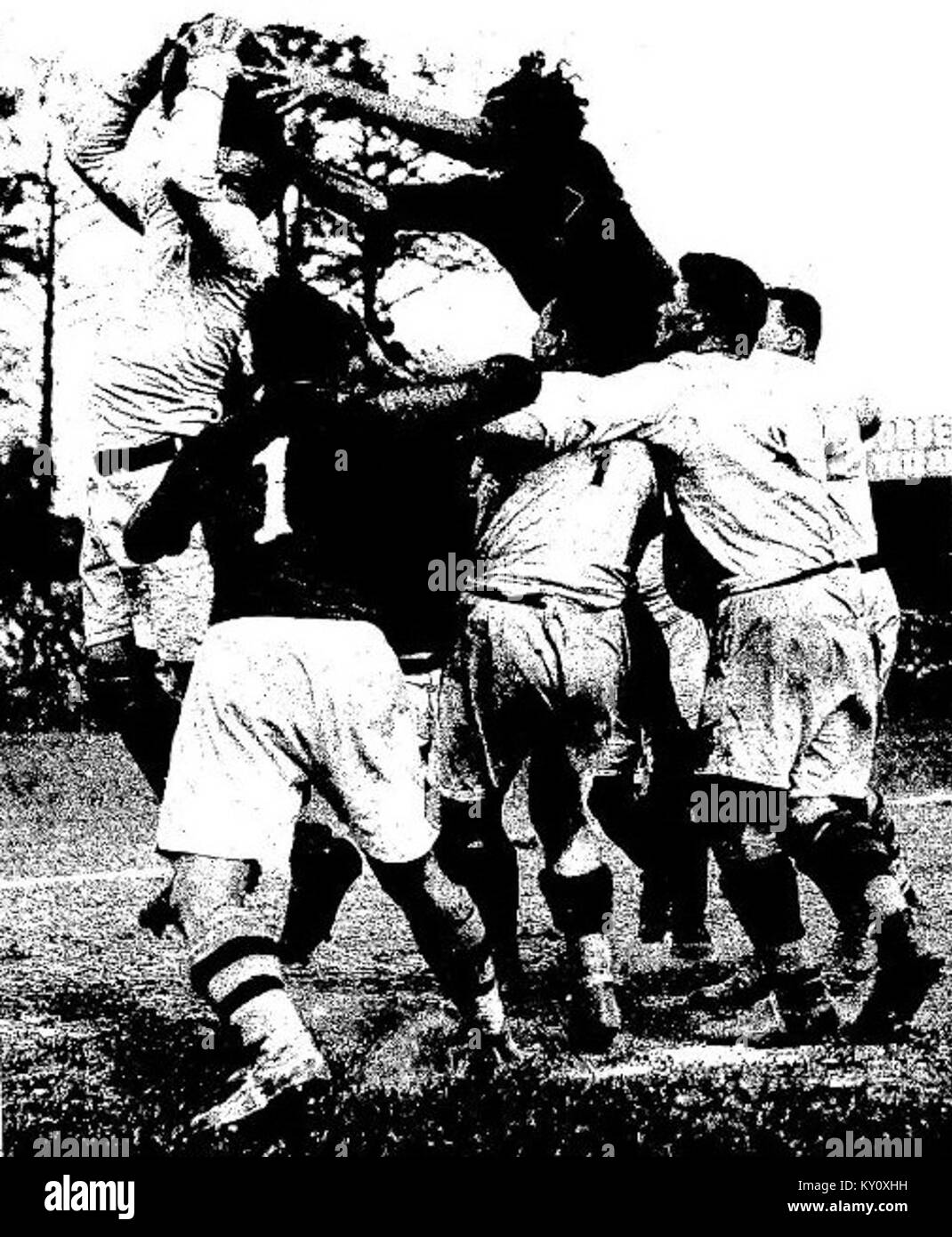 Finale du championnat de France de rugby 1931, saut de Barrère (foncé), qui essaie de ravir la balle d'un lyonnais Stock Photo