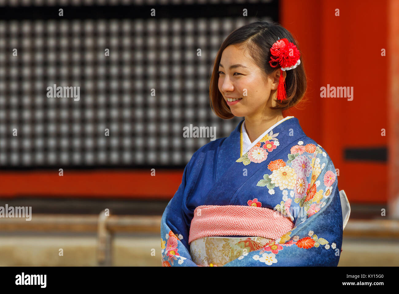 JAPAN - NOVEMBER 22 2015: Beautiful Japanese ladies in traditional kimono dress at Heian-jingu shrine, kyoto Stock Photo