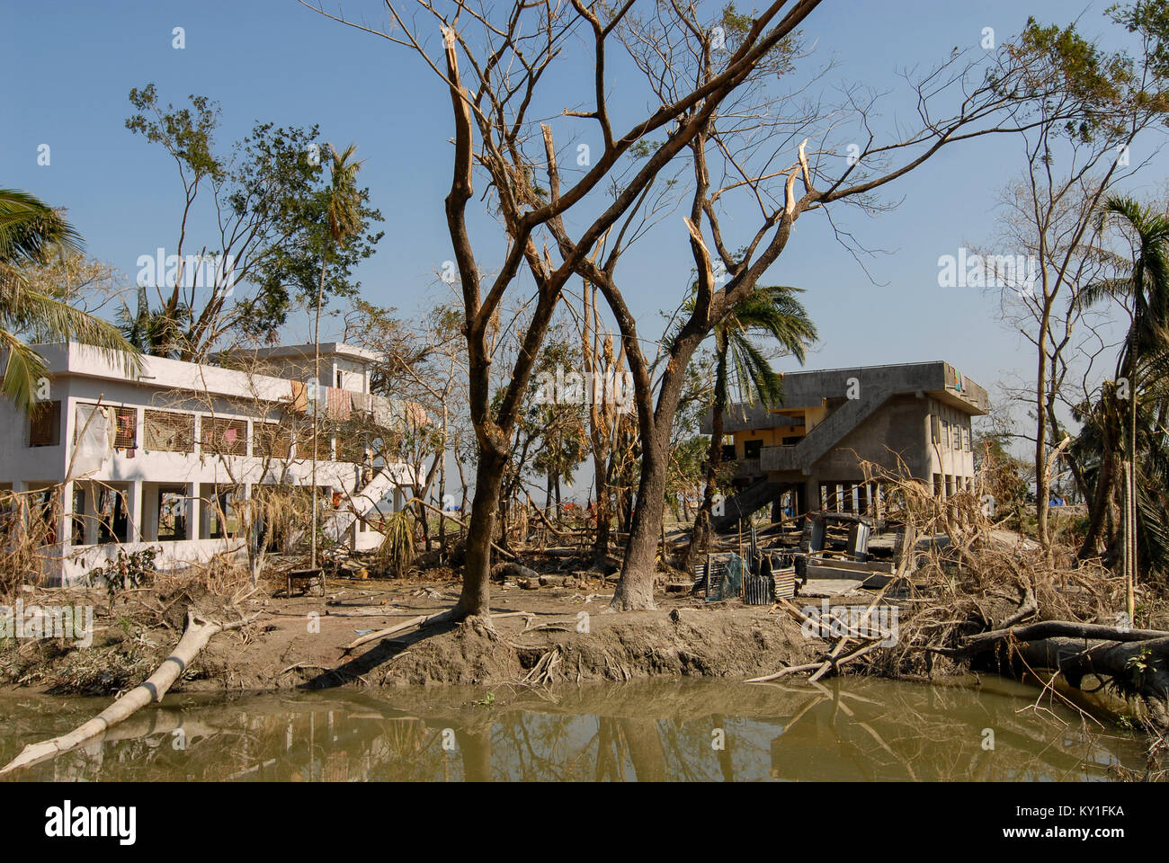 BANGLADESH , cyclone Sidr and high tide destroy villages in Southkhali in District Bagerhat , cyclone flood shelter between destroyed trees Stock Photo