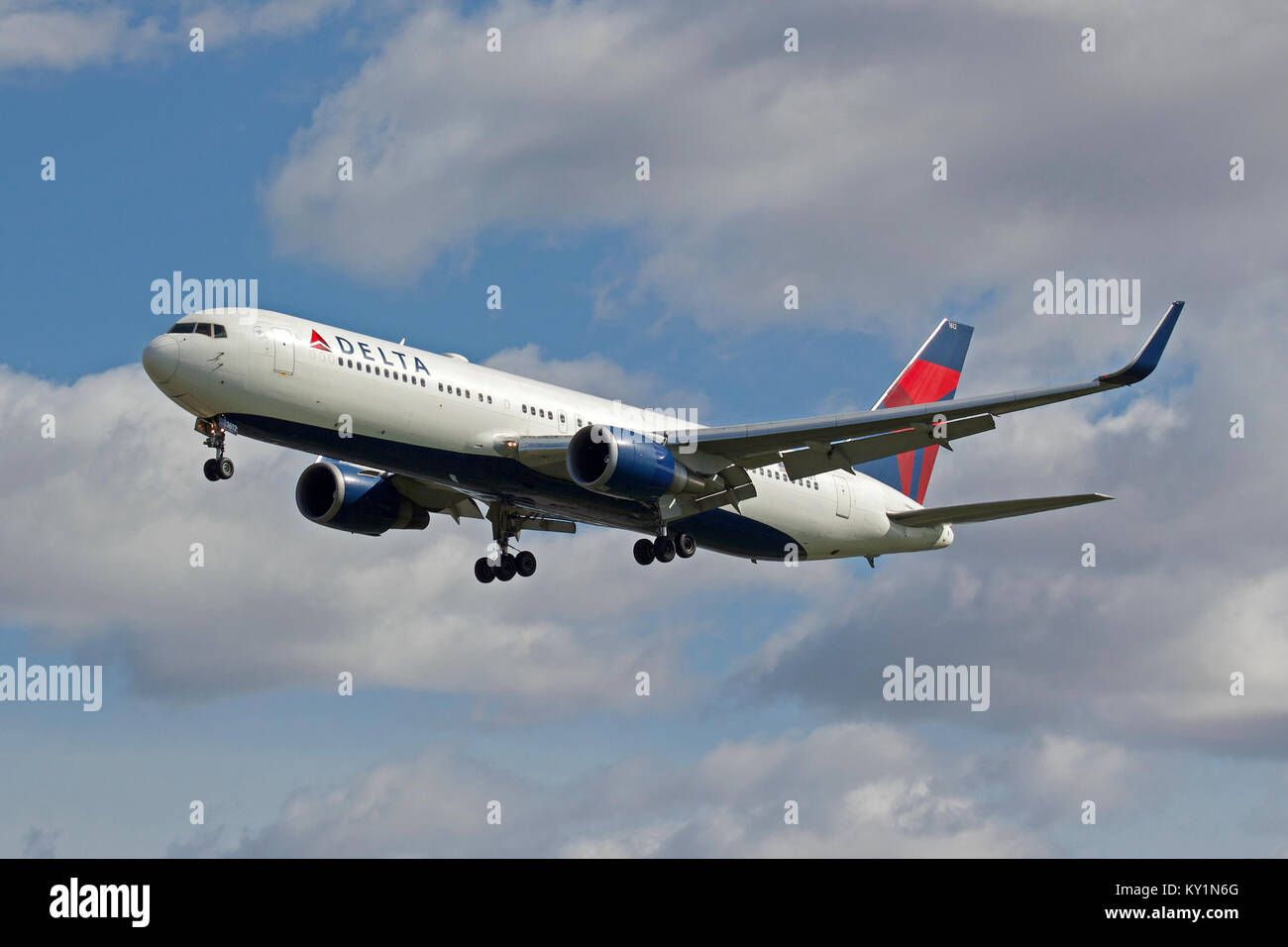 Tail boeing 767 hi-res stock photography and images - Alamy