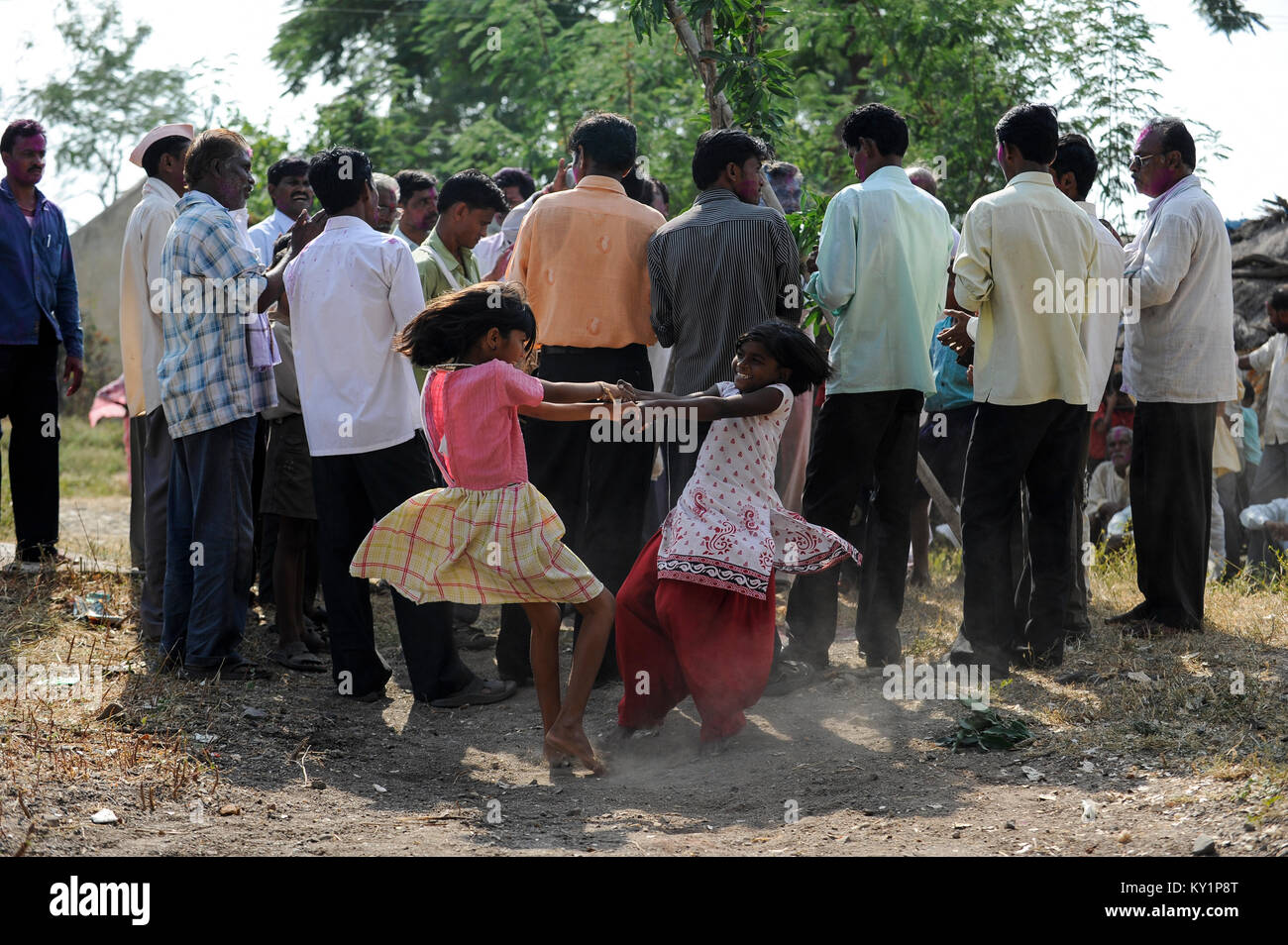 INDIA, Maharashtra, Vidarbha region, village Dorli, spontanously dancing girls in front of men group Stock Photo