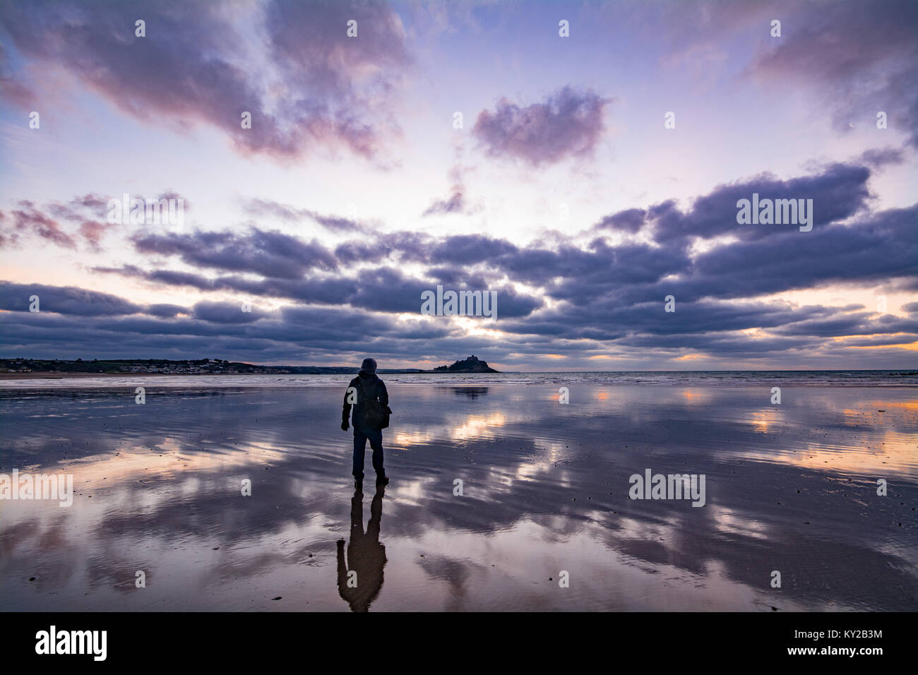 Longrock, near Marazion, Cornwall, UK. 12th Jan 2018. UK Weather. Cloudy and cold start to the day on the beach at Longrock this morning. Credit: Simon Maycock/Alamy Live News Stock Photo