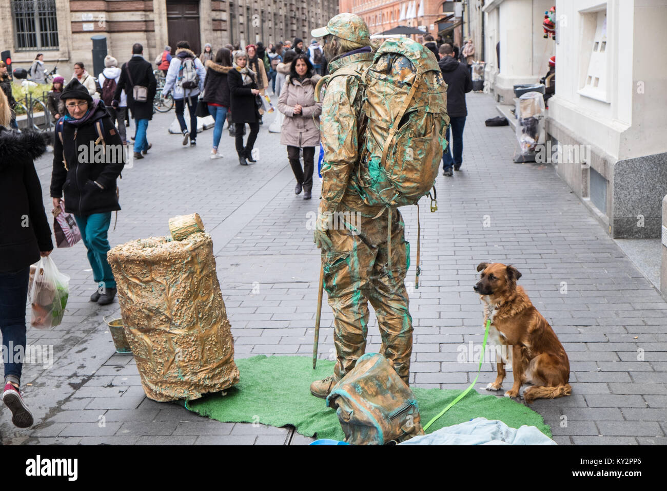 stand,still,artist,busker,with,dog,in,centre,of,Toulouse,French,department, of, Haute-Garonne, region of, Occitanie, France,French,Europe,European, Stock Photo
