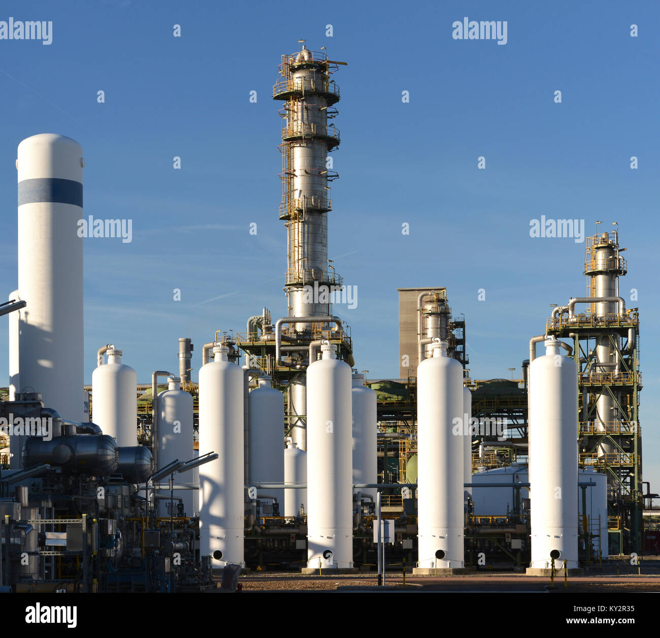 Refillery Building Examples Refinery for the production of fuel - architecture and buildings of an ...
