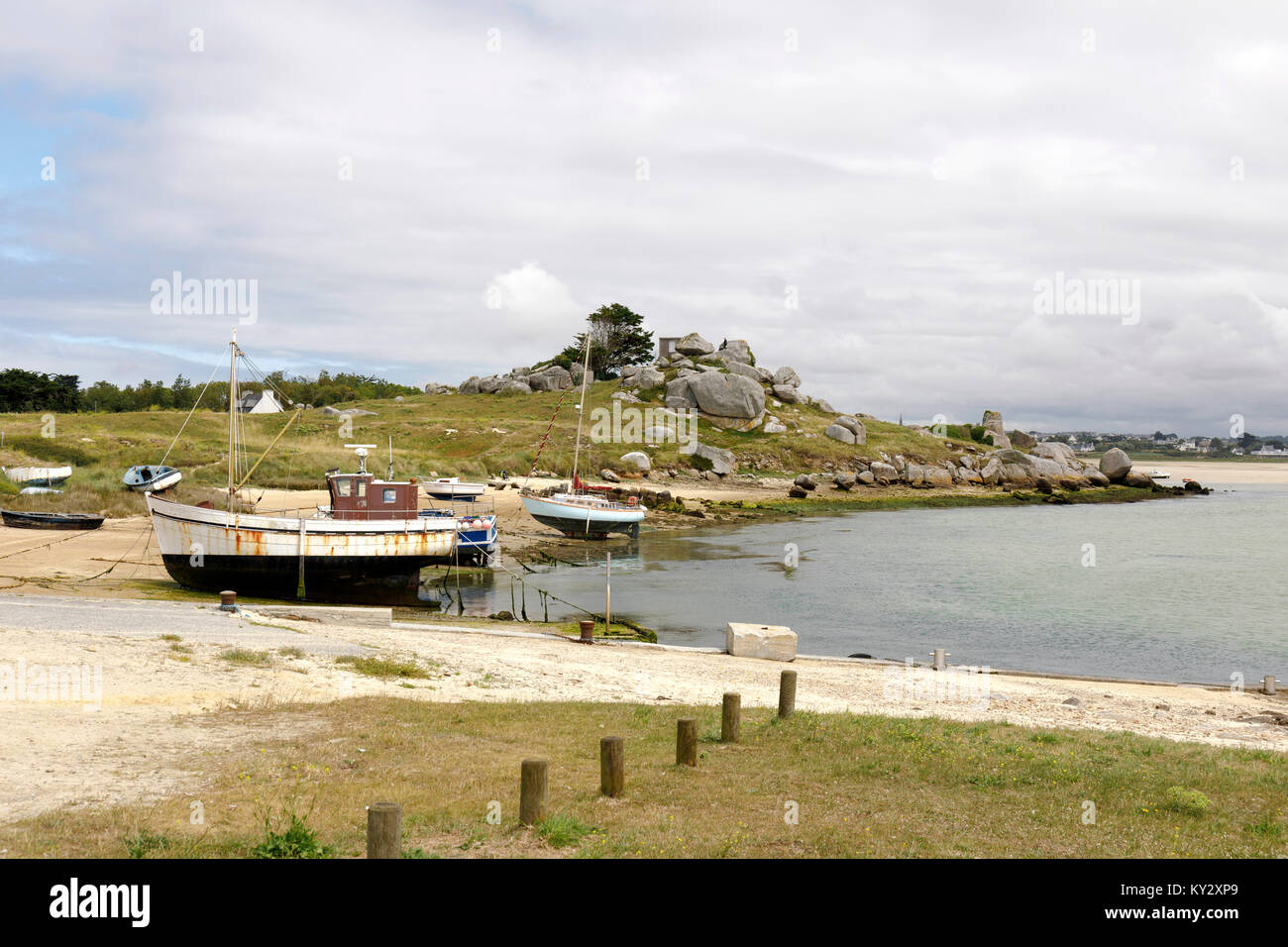 Plounévez-Lochrist.  A sand bar and spit form a sheltered inlet for vessels to lay up on the Brittany coast near Roscoff Stock Photo