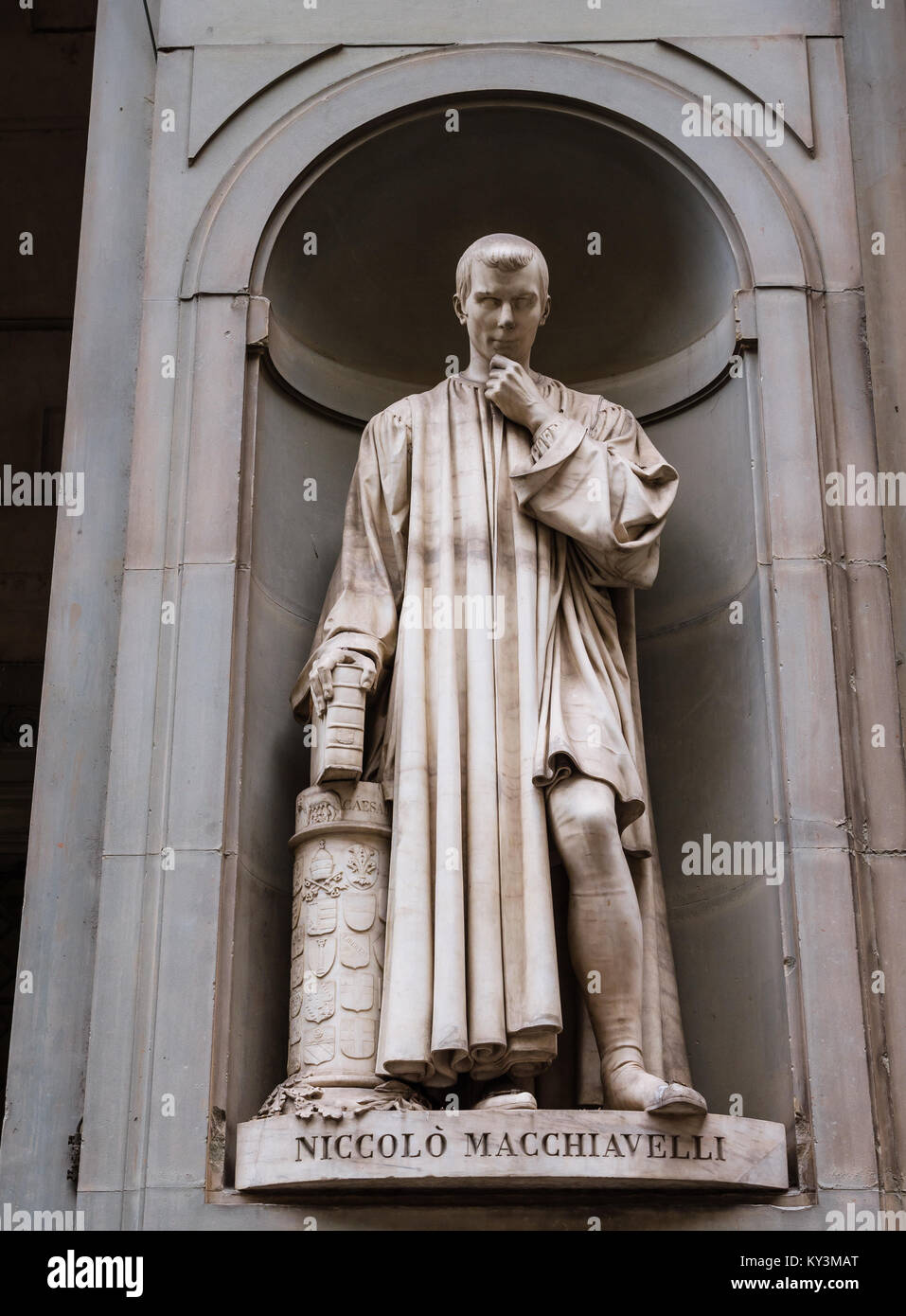 Statue of philosopher and politician Niccolo Macchiavelli in the ...