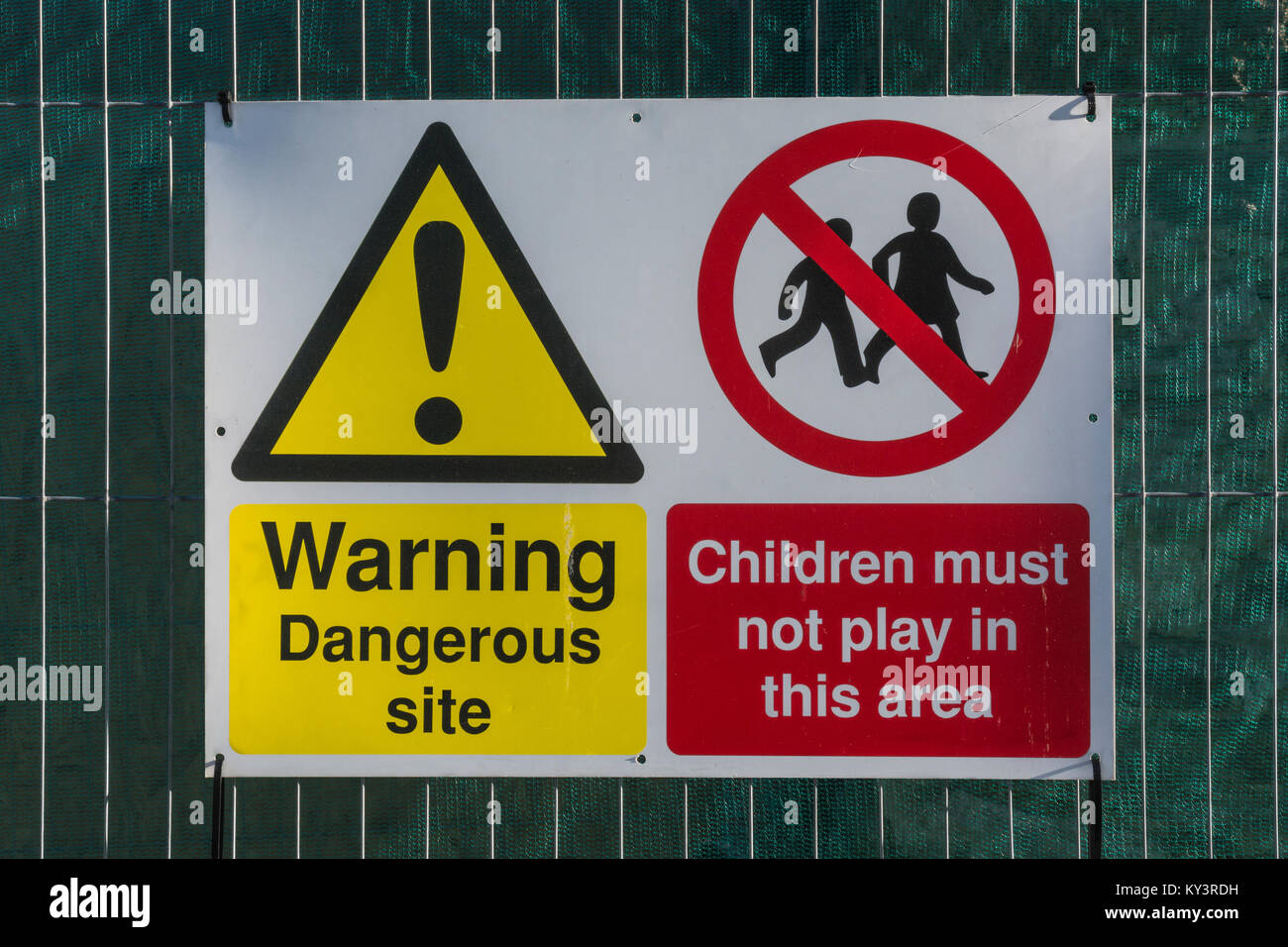 Building site danger warning signs - Children's warning sign 'Dont play here', building site fence. Stock Photo