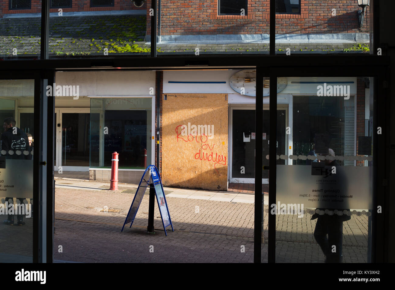 Online trade has profound impact on UK high street shopping. Kidderminster town centre, day before Christmas Eve! Empty shops boarded up. Stock Photo