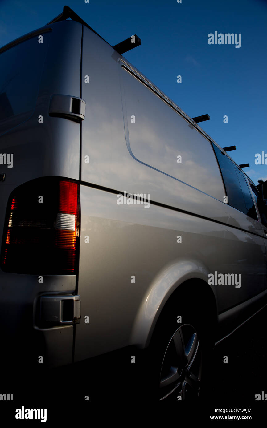 VW Transporter T5 Transporter mit einer Windschutzscheibe Abdeckung  Stockfotografie - Alamy