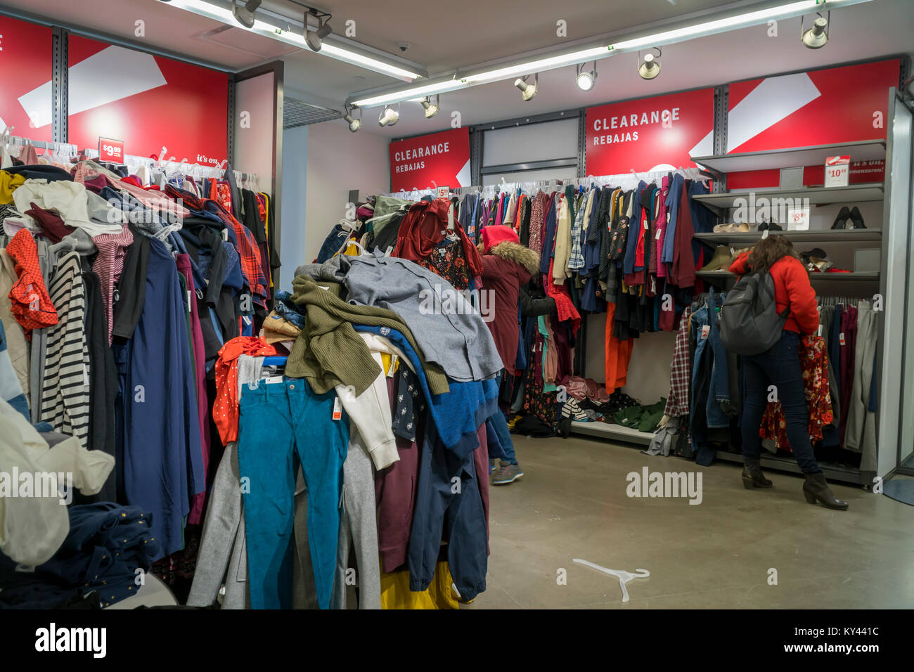 The clearance merchandise in complete disarray at a Gap Old Navy brand  store in New York on Monday, January 1, 2018. (Â© Richard B. Levine Stock  Photo - Alamy