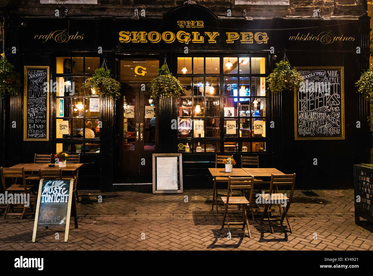 View of The Shoogly Peg pub at night on Rose Street in Edinburgh, Scotland, United Kingdom Stock Photo