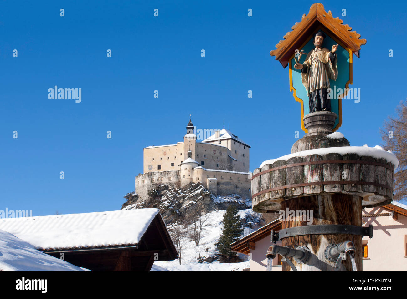 Schweiz, Engadin, Tarasp bei Bad Scuol, Schloss Tarasp Stock Photo