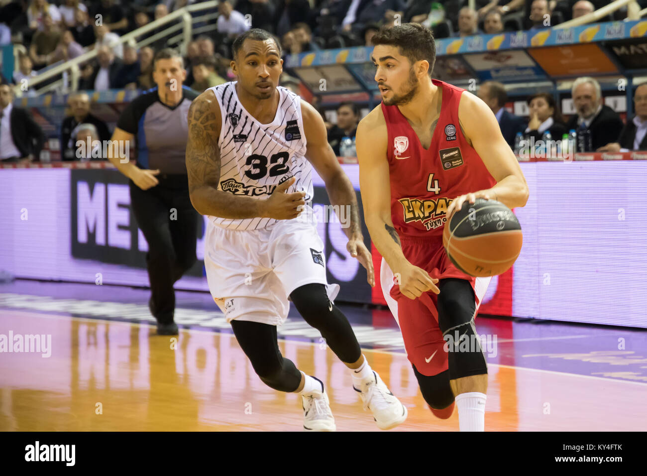 Thessaloniki, Greece, January 7, 2018: Player of Olympiacos Vassilis  Toliopoulos (R) and player of PAOK Phillip Goss (L) in action during the  Greek Ba Stock Photo - Alamy