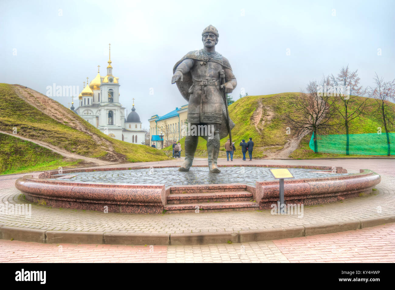 DMITROV, RUSSIA - November 11.2017: Sculpture of Russian Grand Prince Yuri Dolgorukiy in the Soviet Square against the background of the Dormition Cat Stock Photo