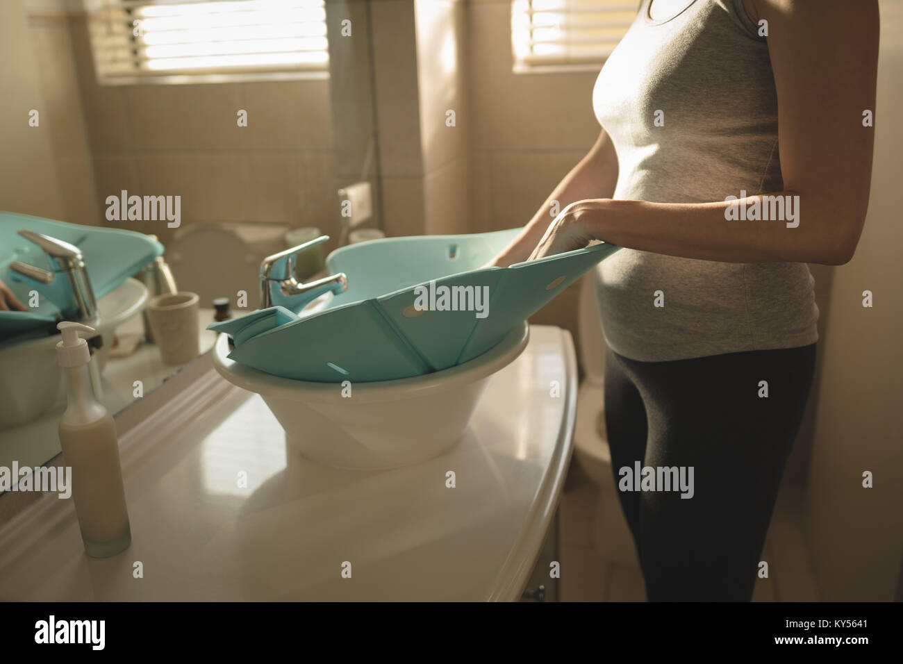 Baby bath seat hires stock photography and images Alamy