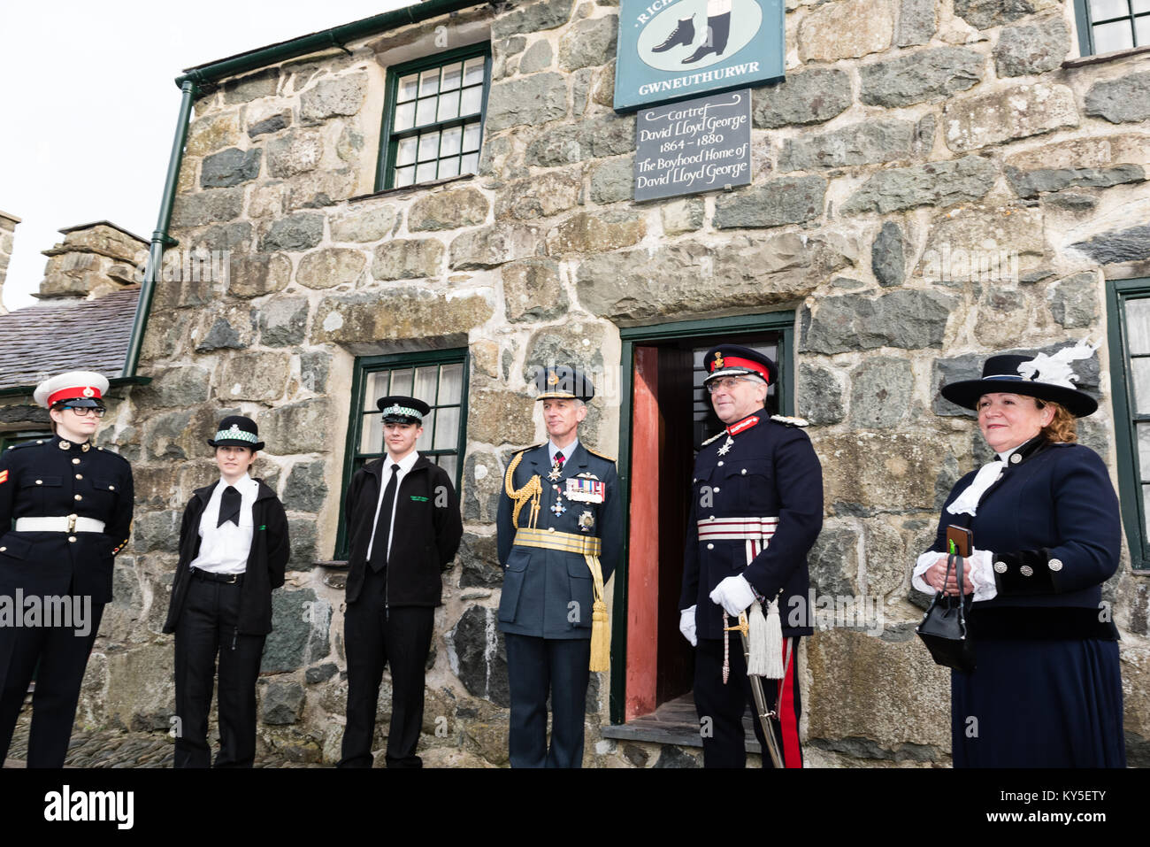 Llanystumdwy, Gwynedd, UK. 12th Jan, 2018. UK. Professor Sian Hope, High Sheriff of gwynedd (far R), Edmund Bailey, Lord Lieutenant of Gwynedd (R), Sir Stephen Hillier, Chief of Air Staff (C) and 3 cadets (L), outside Lloyd George's childhood home, following their visit as part of the commemoration of Prime Minister David Lloyd George's 1917 decision to create the world's first independent Air Force in 1918, witha visit . Credit: Michael Gibson/Alamy Live News Stock Photo