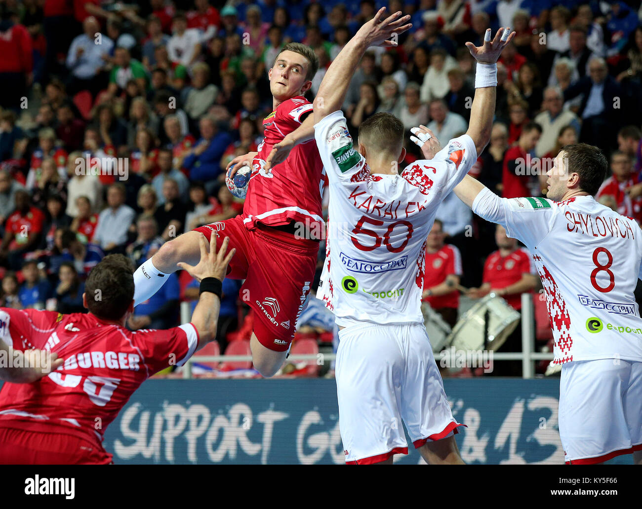 Qora ostida qichqiradi