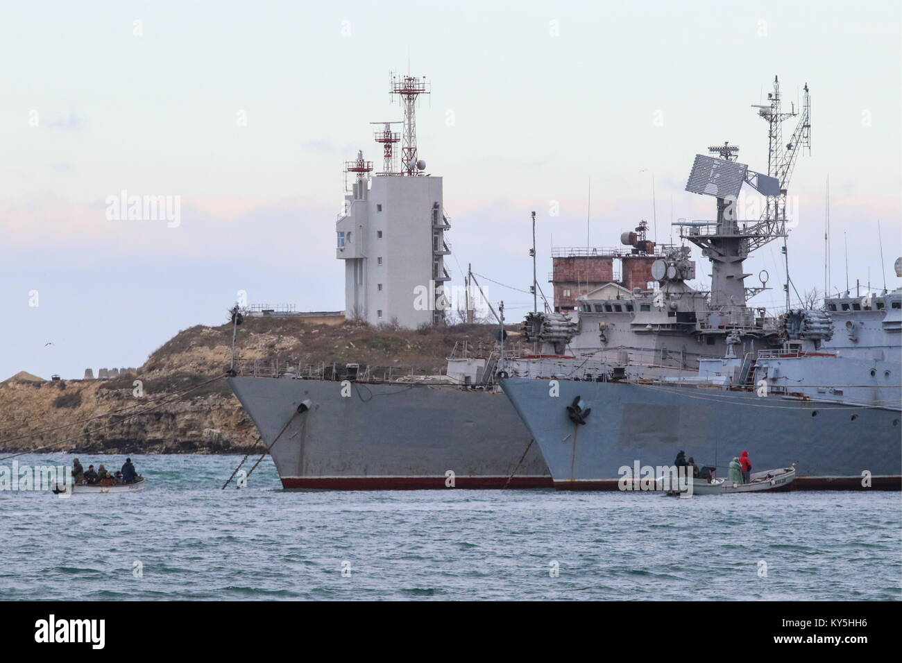 Наши корабли сегодня. Перекоп учебный корабль. Флагман чф крейсер москва. Наши корабли сегодня. Корабль на воде.