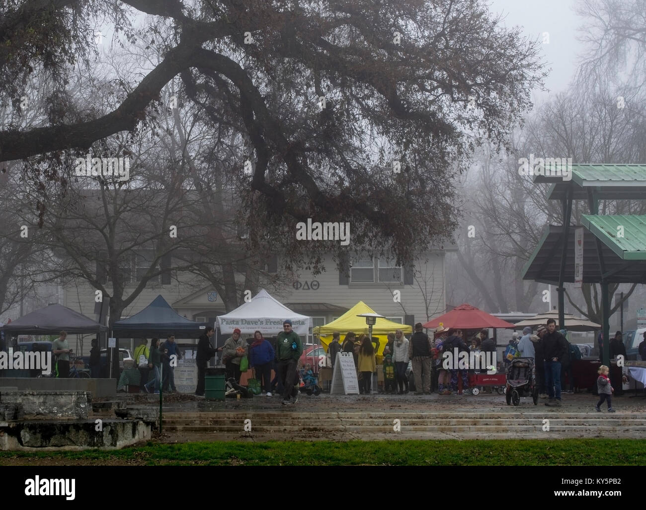 Davis, California, USA. 13th Jan, 2018. It is a foggy morning in Davis, custommers defy the cold and come to the market for breakfast and shopping. Credit: AlessandraRC/Alamy Live News Stock Photo
