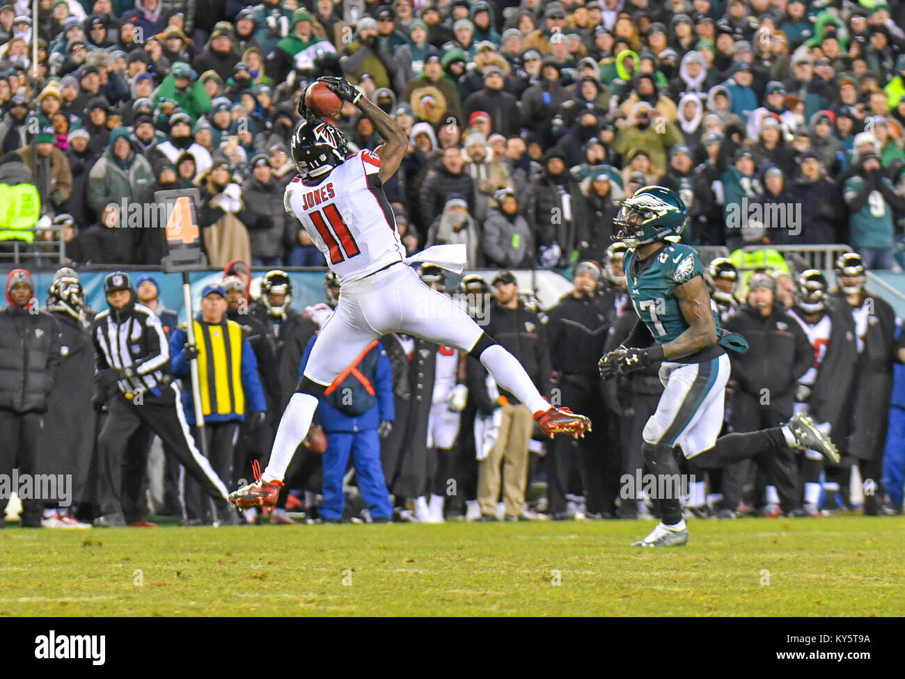 Philadelphia, Pennsylvania, USA. 13th Jan, 2018. Julio Jones (11) of the Atlanta Falcons makes a catch during the NFC Divisional Playoff game against the Philadelphia Eagles at Lincoln Financial Field in Philadelphia, Pennsylvania. Gregory Vasil/Cal Sport Media/Alamy Live News Stock Photo