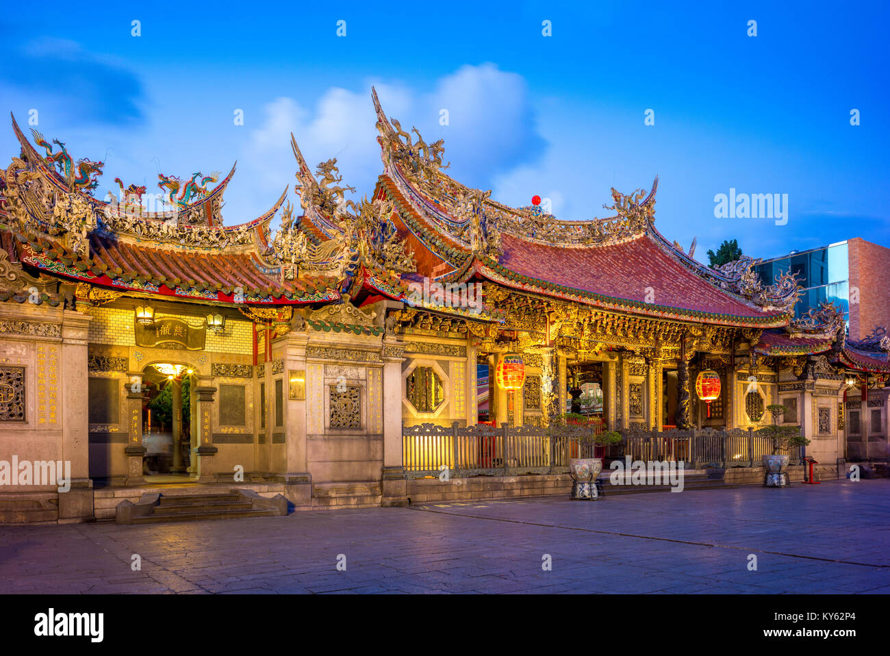Taipei taiwan temple hi-res stock photography and images - Alamy