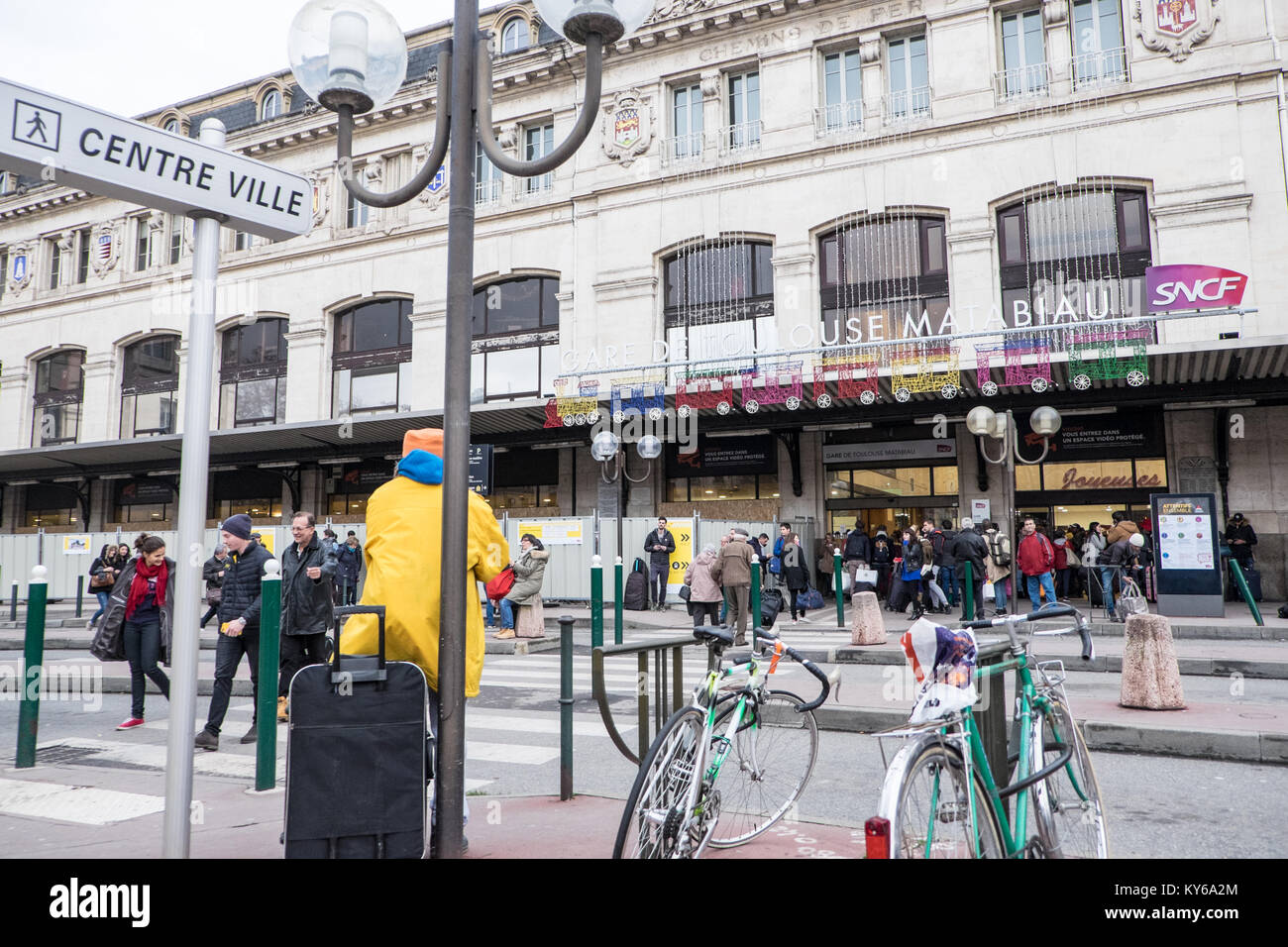 Exterior,outside,passengers,Train,rail,railway,station,central,main,Matabiau,Toulouse,French