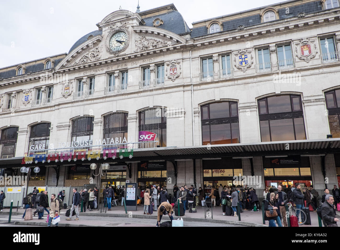 Exterior,outside,passengers,Train,rail,railway,station,central,main,Matabiau,Toulouse,French