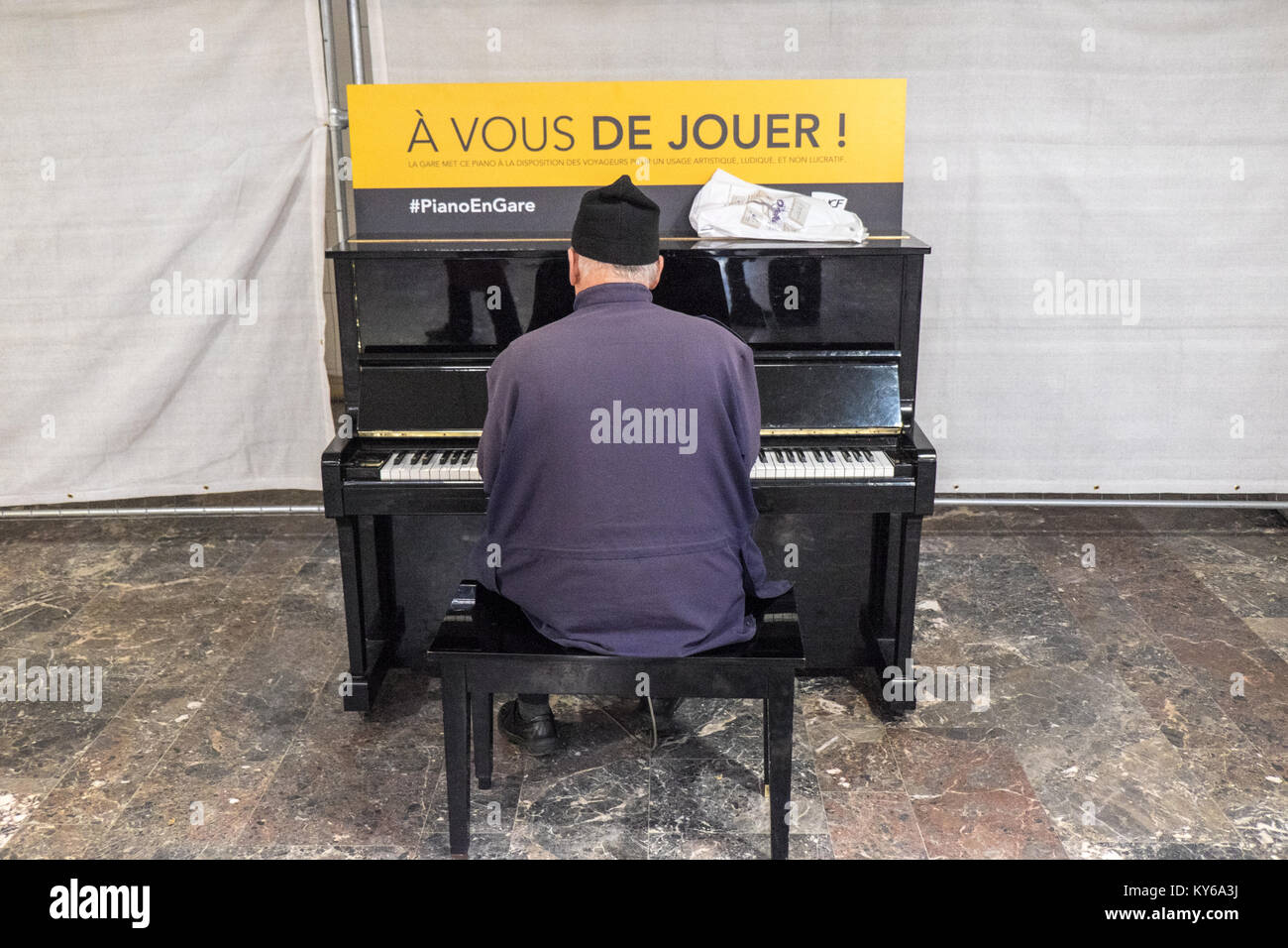 Play,playing,free,to,use,piano ,at,Train,rail,railway,station,central,main,Matabiau,Toulouse,French,department,  of, Haute-Garonne, region of, Occitanie Stock Photo - Alamy