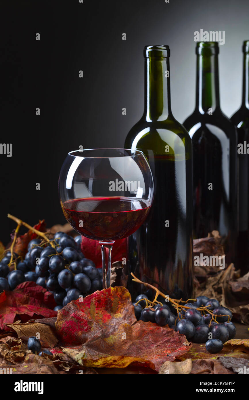 Red wine , grapes and dry vine leaves Stock Photo - Alamy