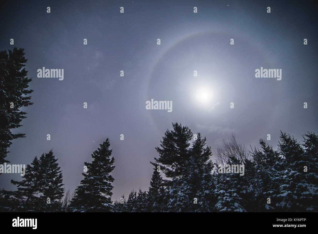 Halo around sun and moon hi-res stock photography and images - Alamy
