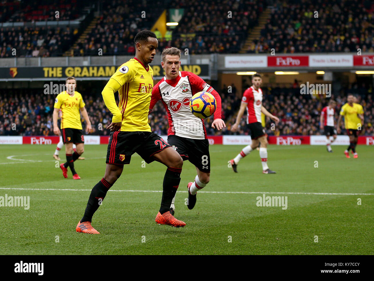 Watford's Andre Carrillo (left) and Southampton's Steven Davis (right) battle for the ball during the Premier League match at Vicarage Road, Watford Stock Photo