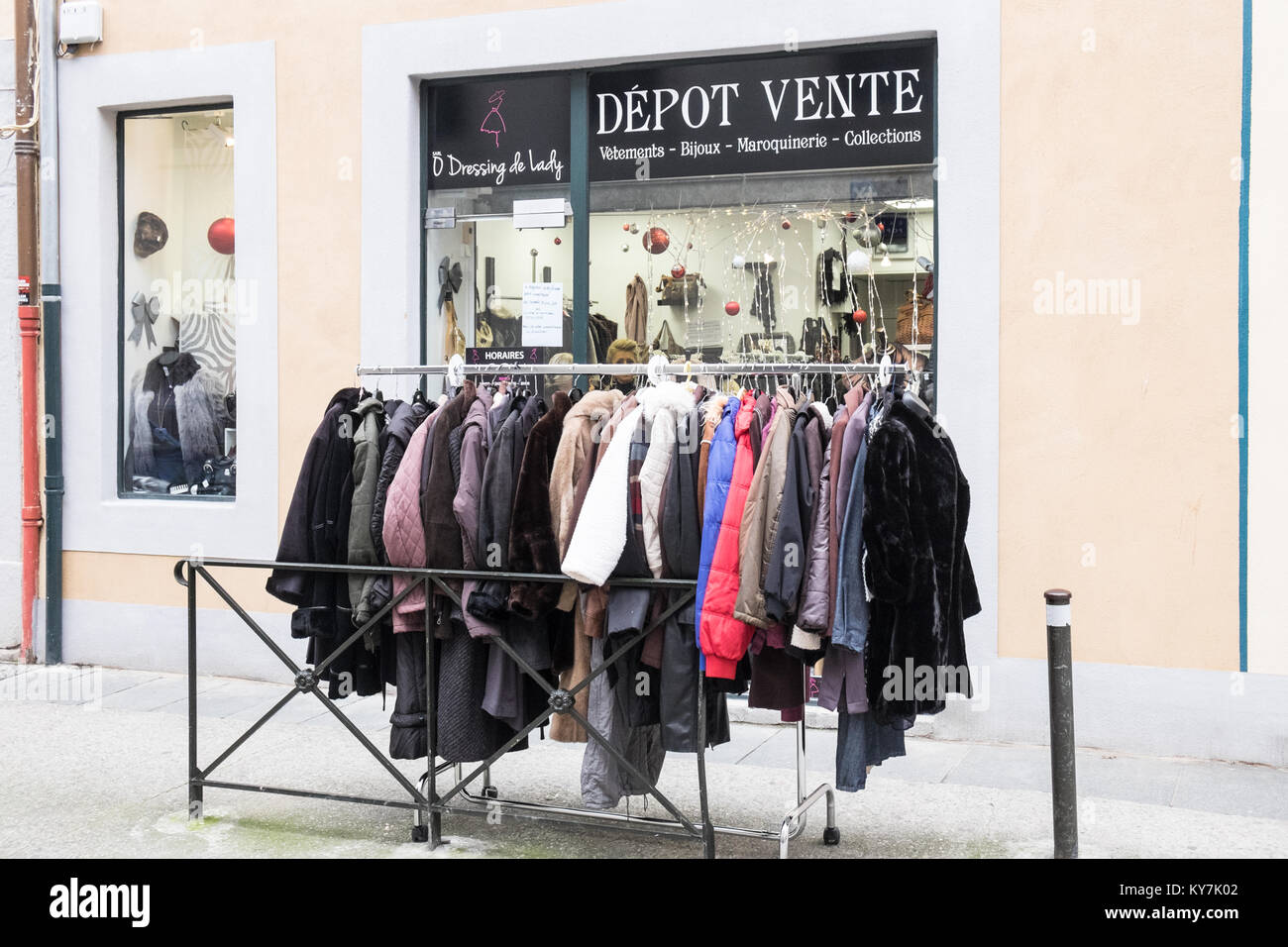 Clothes on sale france hi-res stock photography and images - Alamy