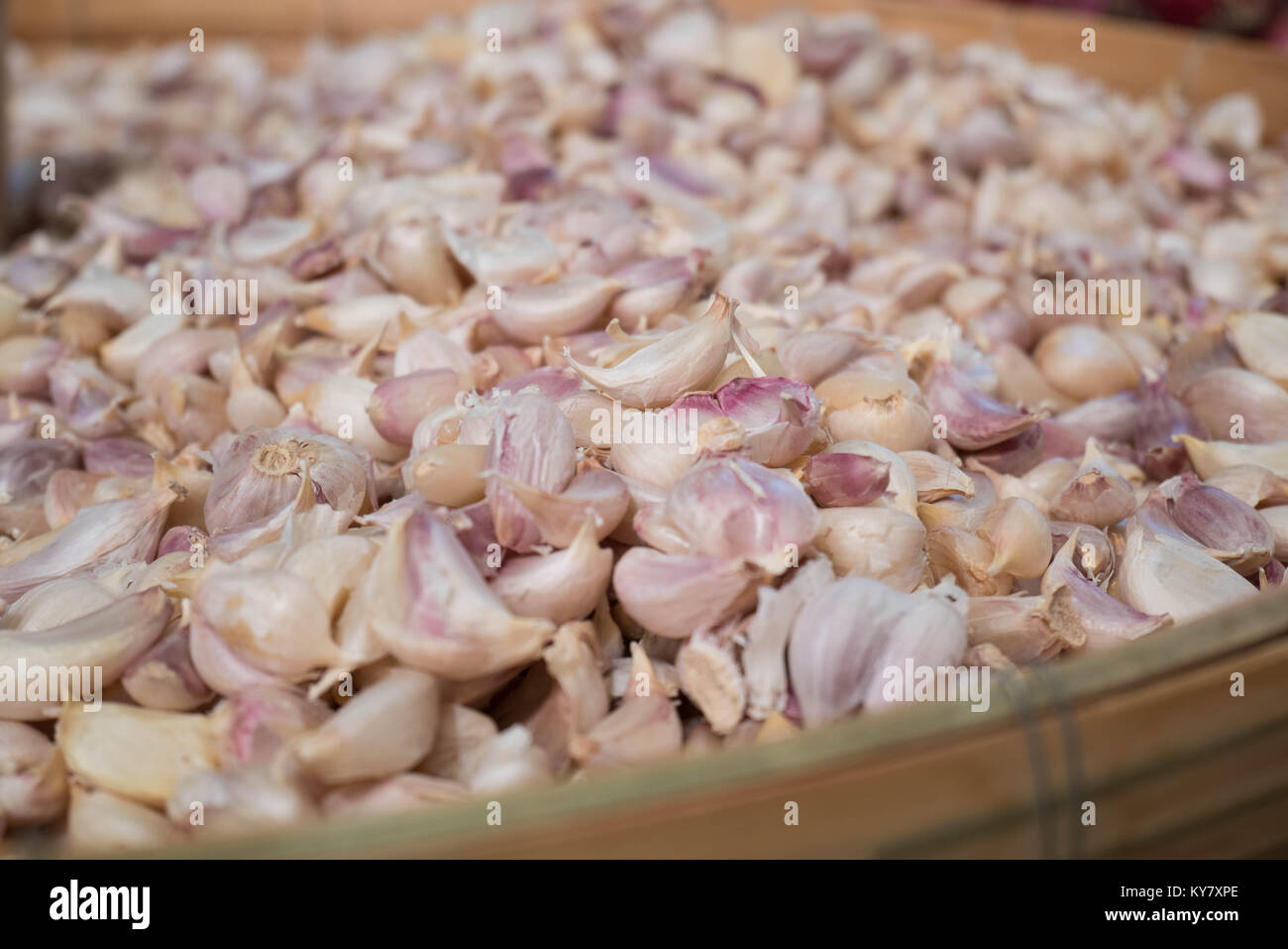 Garlic at market hi-res stock photography and images - Alamy