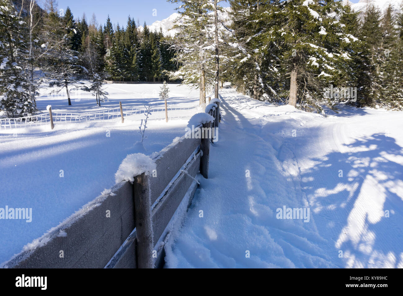 Winter landscape fence hi-res stock photography and images - Alamy