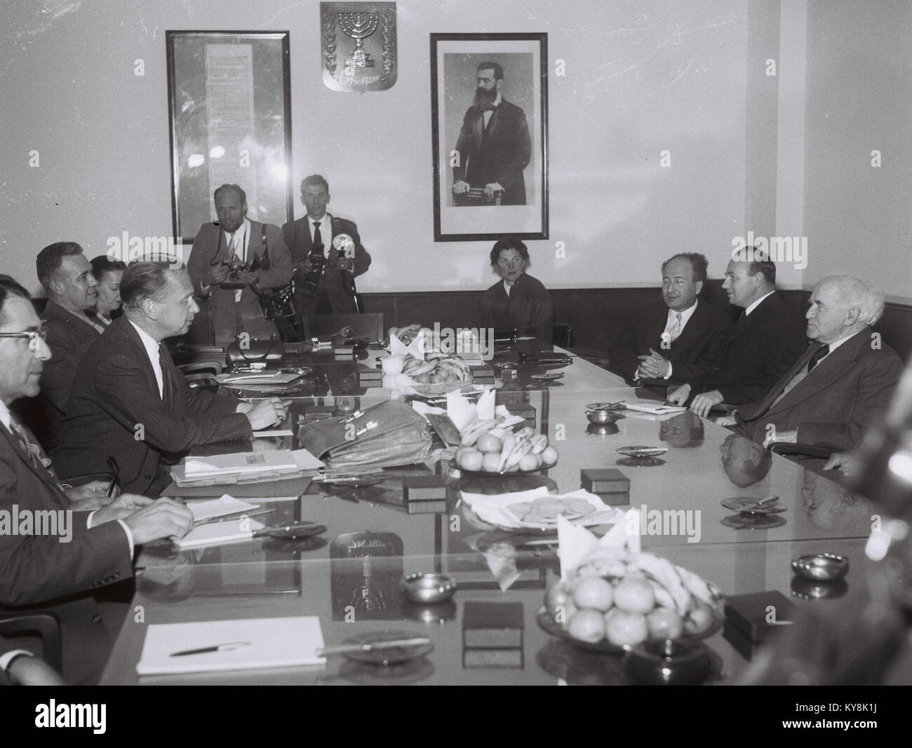 MR. Dag Hammarskjöld, PRIME MINISTER DAVID BEN GURION (R), MR. TEKOAH AND MR. EYTAN, JERUSALEM, 1957 Stock Photo