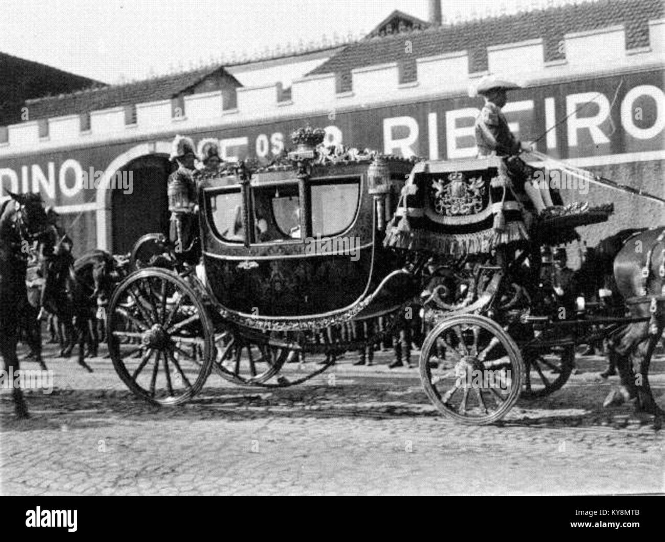 This image from 1908 depicts the procession during the oath-taking and proclamation of Dom Manuel II as the King of Portugal. It captures a significant moment in Portuguese monarchy history. Stock Photo