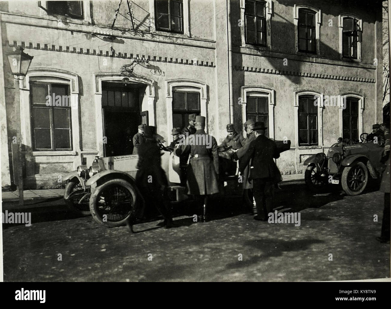 Seine Majestät fährt vom Kaluszer Bahnhof mit Auto ab, 4.Mai 1917. (BildID 15590949) Stock Photo