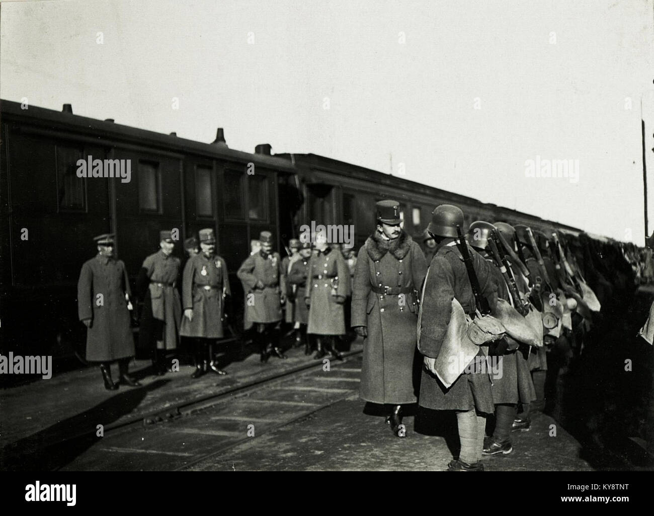 Seine Majestät schreitet das Sturmbataillon am Bahnhofe in Kalusz ab, 4. Mai 1917. (BildID 15590956) Stock Photo