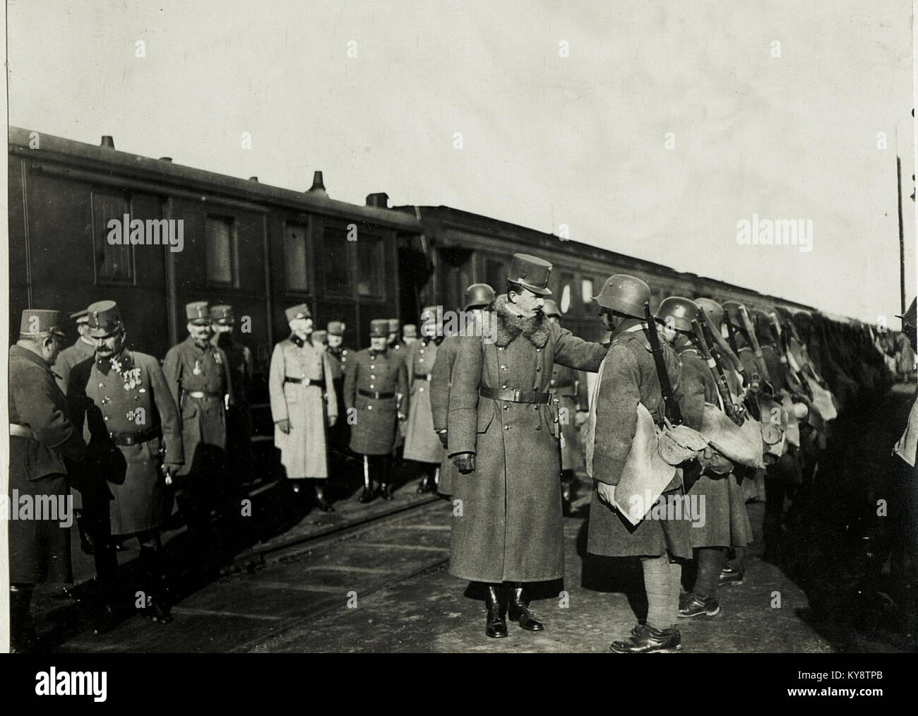 Seine Majestät spricht einen Mann des Sturmbataillons am Bahnhof in Kalusz an, 4.Mai 1917. (BildID 15590963) Stock Photo