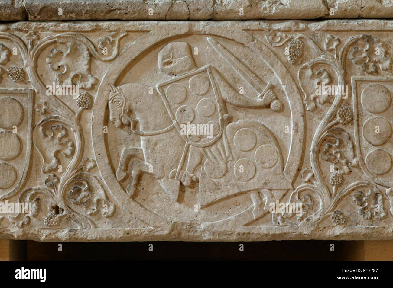 Sarcophage d'un chevalier de Palays (RA 541) détail Stock Photo - Alamy