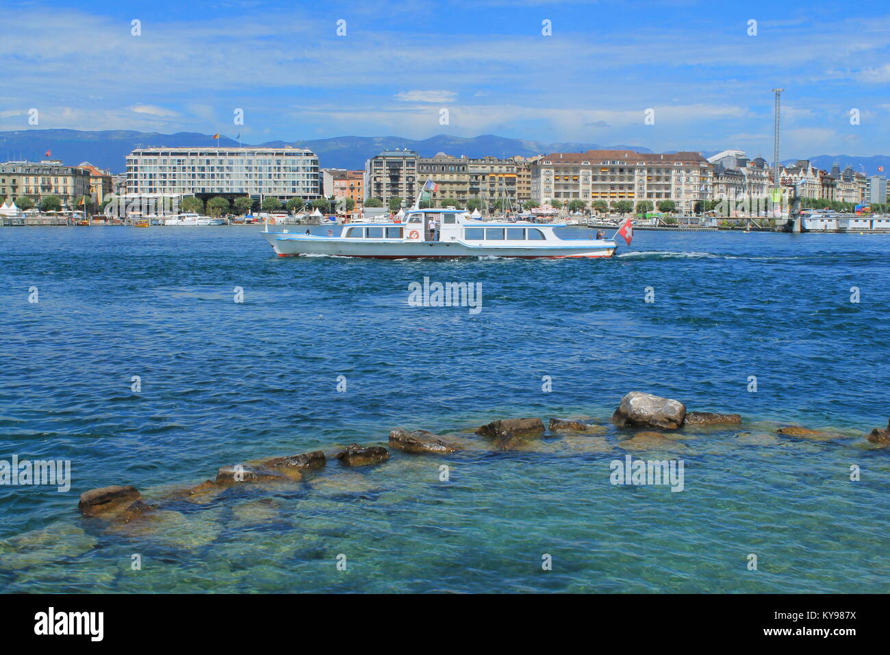 Beautiful view of the city of Geneva with boats on Lake Geneva ...